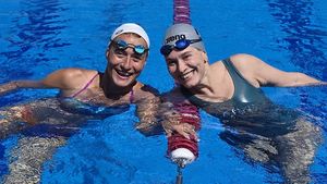 Imagini fabuloase cu Andreea Esca în costum de baie: s-a întrecut în bazin cu Camelia Potec! „Orice, dar nu crawl”