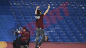 "Justice for Craiova" și pe Stamford Bridge!** FOTO Un fan al Craiovei a întrerupt Chelsea - Steaua și s-a "războit" cu steliștii! Mesajul pentru Mititelu
