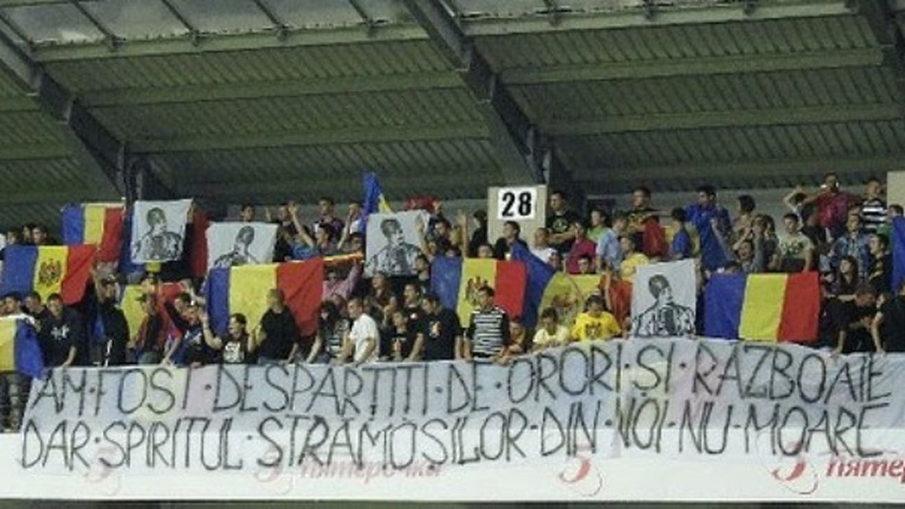 Scandal la Chișinău: moldovenii au pornit războiul cu Ungaria, din preliminariile CM!** Maghiarii, bombardați cu torțe: "Vă urâm"
