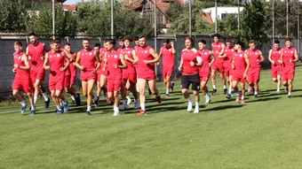 Aglomerație la reunirea FC Bihor: Erik Lincar a avut 31 de jucători la dispoziție! Președintele Tătar a anunțat un nou partener principal pentru club