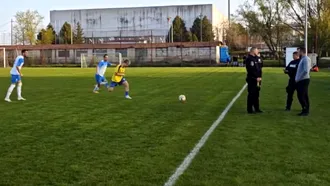 VIDEO | Imagini incredibile din Vaslui, unde jandarmii au intrat pe teren pentru a legitima în timpul meciului un antrenor! ”Un moment unic în istoria fotbalului”