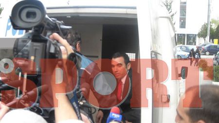 Un fan Penescu a aruncat cu ouă în sigla DNA și a fugit cu mașina!**
