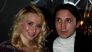 Crina Abrudan și Gabi Popescu, surprinși la mall de Sărbători! Ținuta inedită a vedetei de la Prima TV | VIDEO EXCLUSIV