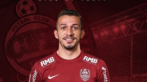 CFR Cluj se întărește pentru play-off! Brazilianul Roger a semnat cu trupa lui Dan Petrescu