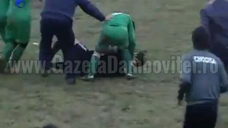 Violențele continuă pe terenurile de fotbal din România: arbitrii, bătuți CRUNT de patronul gazdelor! "Nu credeam că mai scapă!"
