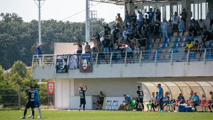 Jucătorii Corvinului, mustrați de galerie la finalul jocului câștigat la limită cu Progresul Spartac. Florin Maxim cere răbadare și înțelegere: ”Mi-a fost mie cald să stau efectiv la umbră”