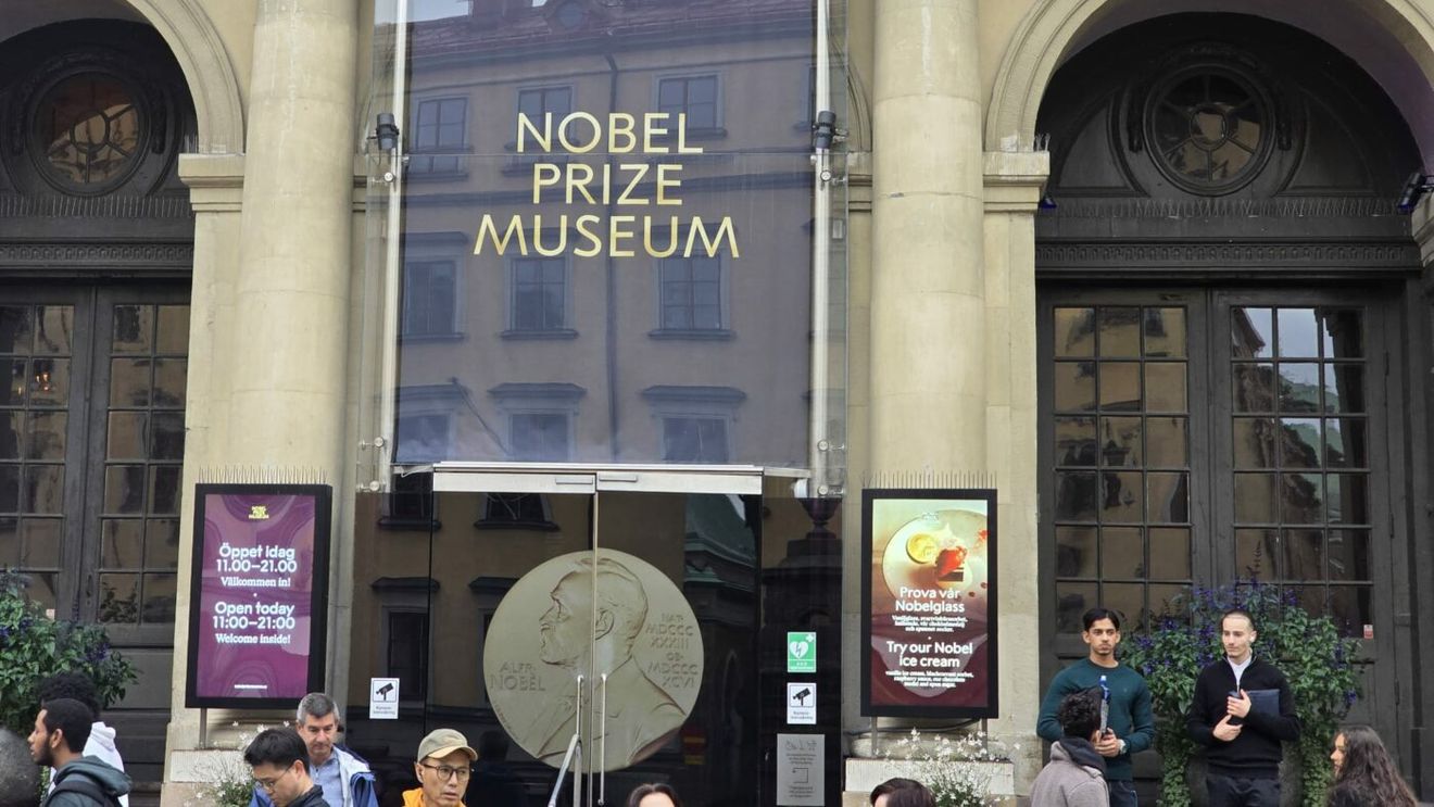 Premiul Nobel lui Gică Hagi pentru optimism! Înainte de Suedia - România, am fost la muzeul celor mai faimoase distincții din lume. EXCLUSIV
