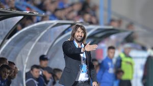 Dan Alexa tremură înaintea meciului cu Dinamo: "Dacă există un garant al succesului, acela e Mircea Rednic". Tehnicianul Dunării mizează pe o asistență mult mai mare după venirea "Puriului": "Veți vedea că știu ce vorbesc"