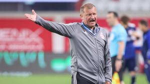 Dorinel Munteanu s-a năpustit asupra arbitrului Chivulete după eșecul cu CFR Cluj: „Meciul a fost decis de alți factori! Sufletul lui e limitat”