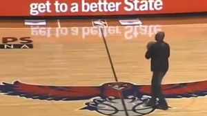 VIDEO** "Oh my, oh my!" A câștigat o mie de dolari cu toate că nu a marcat de la centrul terenului! Execuția care a aruncat sala în aer