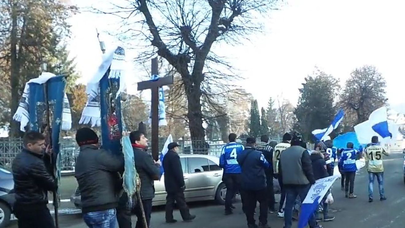 Jean Pădureanu, înmormântat la Bistrița de protopop în prezența primarului, a galeriei și a numeroși foști jucători ai Gloriei. Dragomir, dator vândut "Lordului", care i-a salvat pielea de nenumărate ori, a lipsit