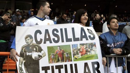 Casillas a pierdut susținerea antrenorilor și a conducerii, dar nu și pe a fanilor: "Iker, titular!"