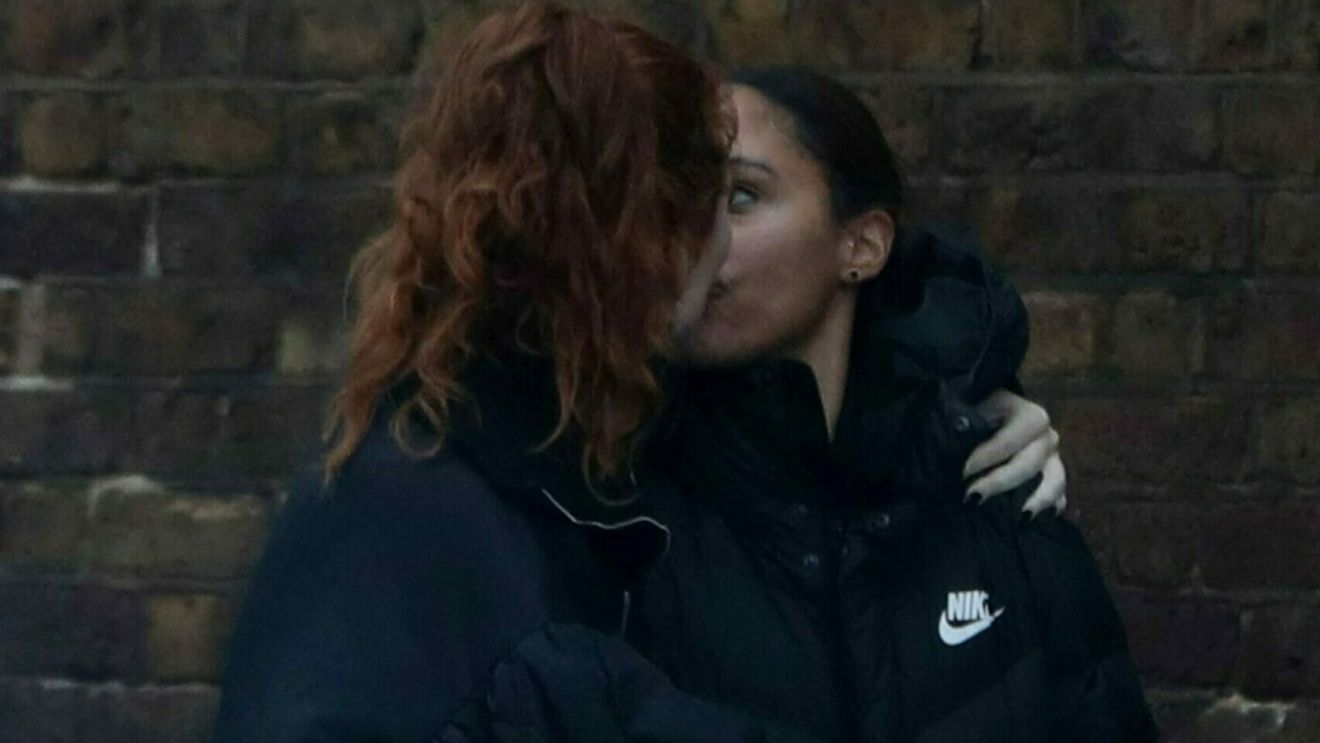 Prezentatoarea emisiunii sportive se iubește cu o cântăreață cunoscută! Primele imagini cu cele două când se sărută în public