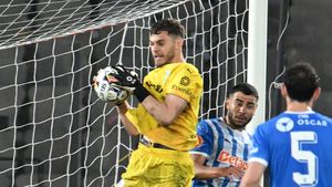 Gafa deceniului în Universitatea Craiova - Rapid! Gol incredibil încasat de Laurențiu Popescu: „Ca în curtea şcolii. Rar se vede aşa ceva”