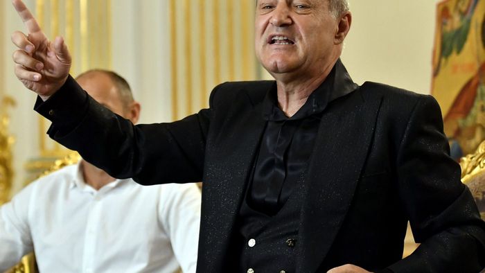 „Când pleacă de la palat camerele, începe și dă cu piciorul în ei!”. Becali, acuzat de violență!