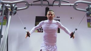 REPORTAJ | La sala de forță, cu Ciprian Deac. Mijlocașul arată cum se pregătește suplimentar și vorbește printre exercițiile fizice despre "viciul" său nemțesc, fotbaliștii cu burtă și modelul McGregor