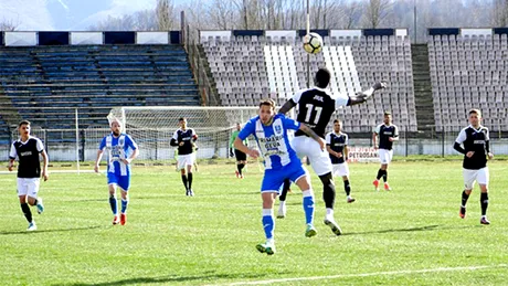 CSM Jiul Petroşani a obținut prima victorie în Liga 3 contra celor de la CSM Deva, într-un meci cu trei penalty-uri. Damian Militaru a fost surprins de succes, Ștefan Nanu e revoltat pe arbitră