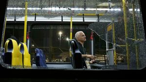 JO 2016 | "Nu știam dacă au fost gloanțe sau pietre". Un autobuz plin cu jurnaliști a fost atacat lânga favela Cidade de Deus