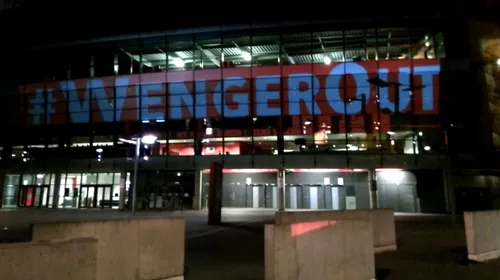 Poziție agresivă luată de fanii lui Arsenal în privința lui Wenger. FOTO | Mesajul „Wenger OUT”, proiectat pe mai multe clădiri din Londra