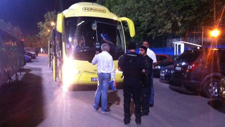 Autocarul Petrolului, blocat încă 20 de minute la stadion!** Jandarmii s-au temut că ploieștenii vor fi bombardați cu pietre de fanii Stelei
