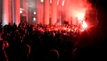VIDEO | Corvinul, sărbătoare cu trofeul Cupei României în mijlocul fanilor, la Hunedoara, în noaptea câștigării competiției! Primarul a anunțat o prezentare a trofeului în stilul marilor campioane
