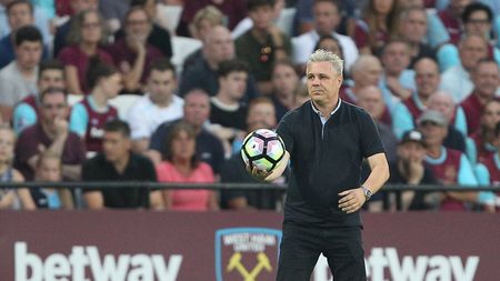 Șumudică, one-man show în Turcia! A mâncat baclavale, a primit al șaselea "galben" și a făcut spectacol la interviuri: "Azi am pierdut două puncte!" VIDEO