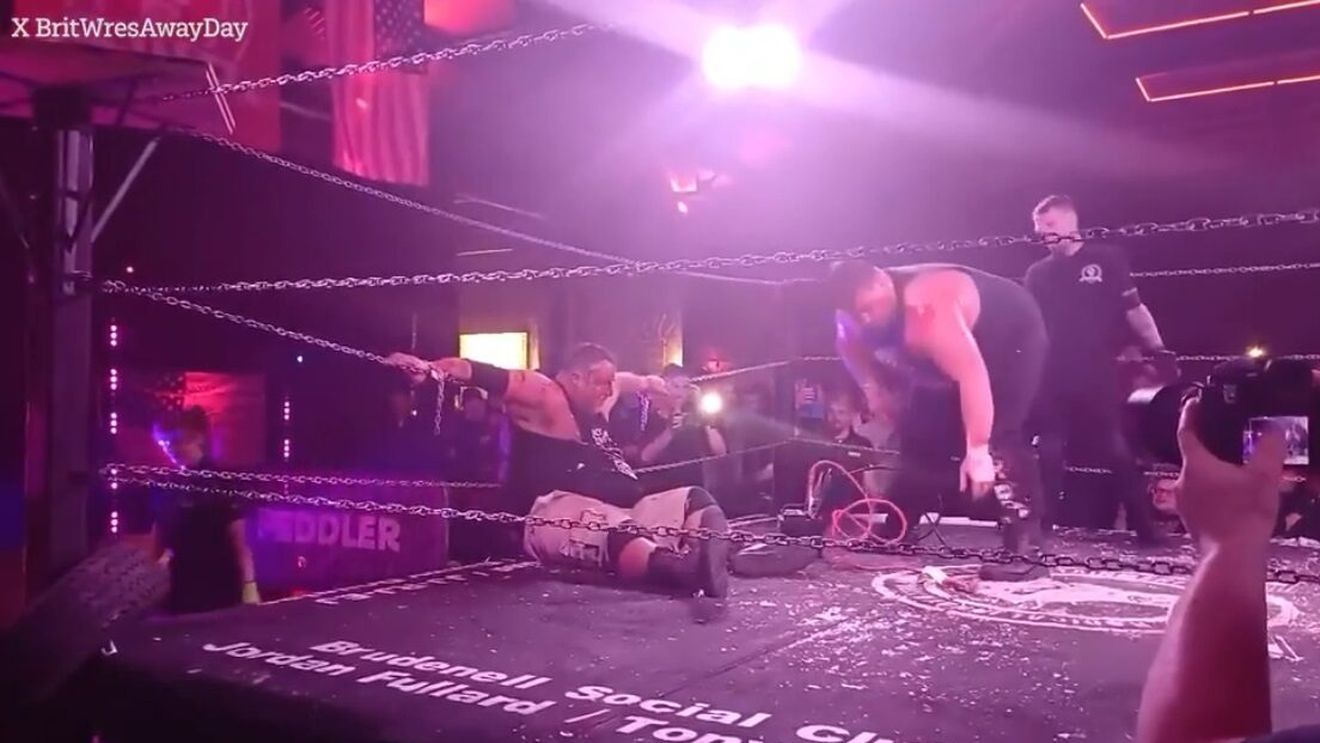 Așa ceva nu s-a mai văzut. Wrestlerul și-a electrocutat propriul tatăl în cele mai periculoase lupte, denumite „Meciurile morții”