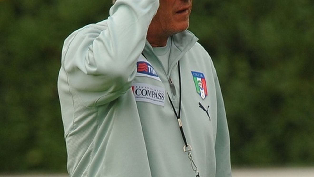 Fanii i-au blocat mașina lui Lippi: 'Să-ți fie rușine pentru umilința maximă' **"A fost un zbor plăcut":)