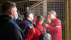 Cristi Săpunaru, în „război” cu fanii lui Dinamo: „Ai înjurat!” Gabi Torje a despărțit taberele | VIDEO