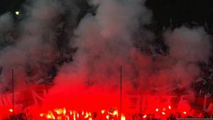 Fanii cer legalizarea folosirii torțelor pe stadioane!