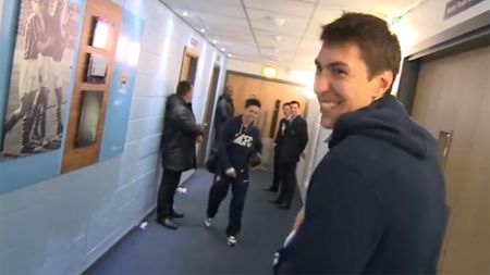 VIDEO - Englezii s-au dus după Panti în vestiar! Finalul interviului este genial: românul s-a abținut cu greu 