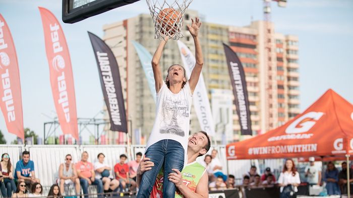 De la maraton la slam-dunk. În 2000 alerga la Jocurile Olimpice pe străzile din Sydney, acum Alina Tecuț a făcut spectacol sub panou la Superbet Galați Streetball