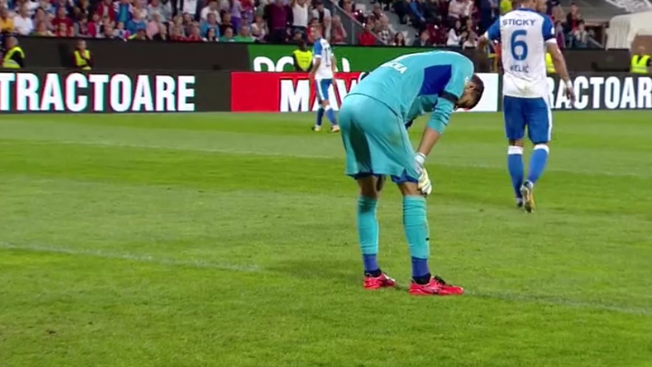 "Arde, arde, ia-o tu!". FOTO | Calancea, greșeală de începător într-un moment decisiv. I-a pus mingea pe tavă lui Balde și senegalezul nu a iertat