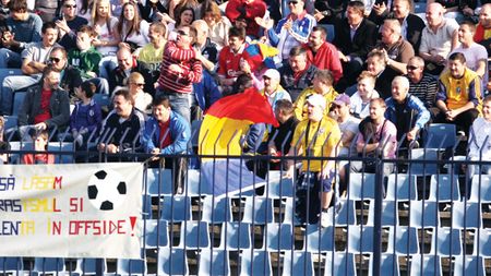 Exasperați de tactica tricolorilor,** juniorii au fost huiduiți de rude