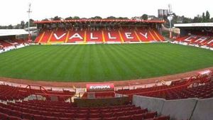 Un cuplu a fost surprins de camerele de supraveghere în ipostaze intime pe terenul de fotbal al clubului Charlton Athletic | VIDEO