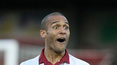 Un fost jucător din Premier League este în stare gravă la spital după ce a fost lovit de un camion