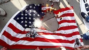 FOTO** Fanii lui Liverpool au dat FOC unui drapel american!