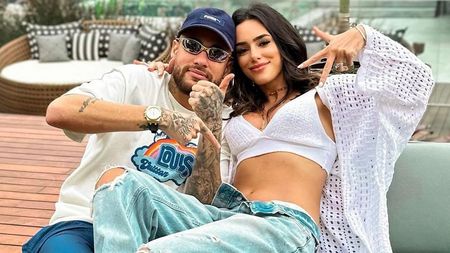 Iubita însărcinată a lui Neymar, dezamăgită după ce fotbalistul a petrecut alături de două femei la club. Mesajul dur transmis de Bruna Biancardi