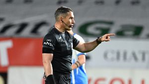 Nebunie în Dinamo - Craiova. Kovacs a dat penalty, VAR a întors decizia: lovitură liberă și cartonaș roșu pentru Badelj!