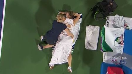 Probleme medicale pentru Simona Halep în primul meci de la Dubai! Românca a cerut intervenția fizioterapeutului