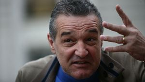 Delir în direct: "Voi fi zeu!" După ce a pustiit tribunele la Steaua, Becali ar vrea să se mute la Petrolul, "că are 15.000 de oameni în tribune"