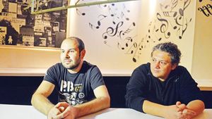 "Sunt fericit!" e noul hit la Steaua!** ProSport a vorbit cu "Țapinarii", autorii celui mai fredonat cântec al steliștilor după victoria din derby