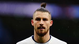 Ce au scris englezii de revenirea lui Radu Drăguşin la Tottenham