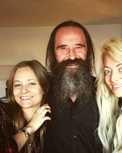 Tatăl Deliei are mari probleme de sănătate. ”Suntem legați de mâini și de picioare”