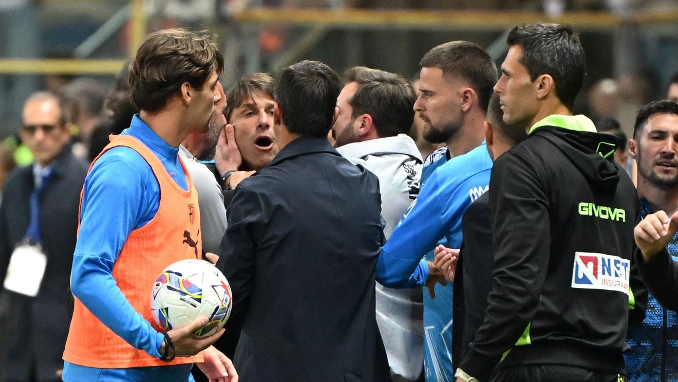 Ce nebunie: Cristi Chivu, eliminat în Parma - Napoli! A fost la un pas de bătaie cu Antonio Conte, care a văzut și el cartonașul roșu