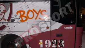 Gestul care declanșează un război total în Oltenia: Peluza Sud 97 a Craiovei a vandalizat autocarul celor de la Rapid București | FOTO EXCLUSIV