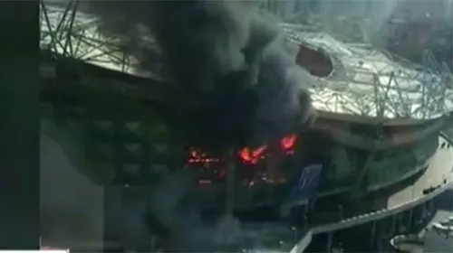 Perla Chinei a luat foc. Arena celor de la Shanghai Shenhua, noua casă a lui Carlos Tevez, a fost acoperită de flăcări. VIDEO | Imagini apocaliptice cu stadionul cuprins de flăcări