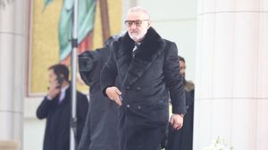 Cum a reacționat Gigi Becali la intrarea în Catedrala Mântuirii Neamului. S-a întors direct spre camere şi a făcut gestul pentru a fi văzut de toată România