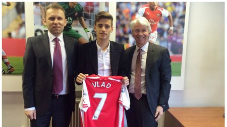 Moment istoric! Vlad Dragomir, căpitanul naționalei U16, a semnat cu Arsenal Londra. "Wenger l-a dorit foarte mult. Englezii l-au monitorizat un an și jumătate". Timișoreanul e primul român în echipa "Tunarilor"
