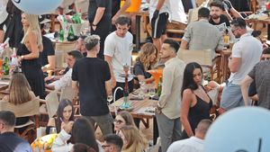 Lui Gheorghe Hagi nu îi va plăcea asta! Cosmin Matei, accidentat, a petrecut pe terasa unui club de pe litoral cu Bogdan Stancu și Bogdan Gavrilă | EXCLUSIV FOTO & VIDEO